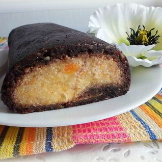 Шоколадный рулет с абрикосовым кремом