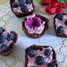 Рецепт Шоколадные корзиночки с творожным кремом для легкого завтрака