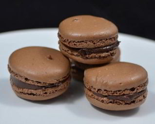 Шоколадные макаруны с шоколадным кремом
