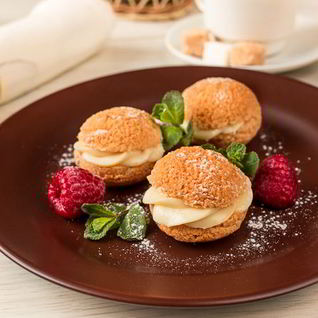 Шу с заварным и малиновым кремом