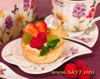 Слоеные корзинки с кремом из маскарпоне, манго и фруктами