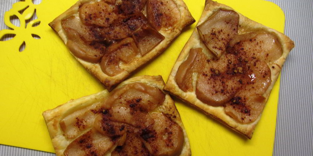 Рецепт слойка с консервированной грушей и заварным кремом