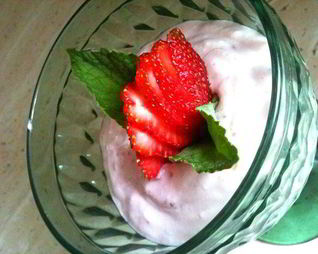 Творожный крем-десерт с клубникой и мятой