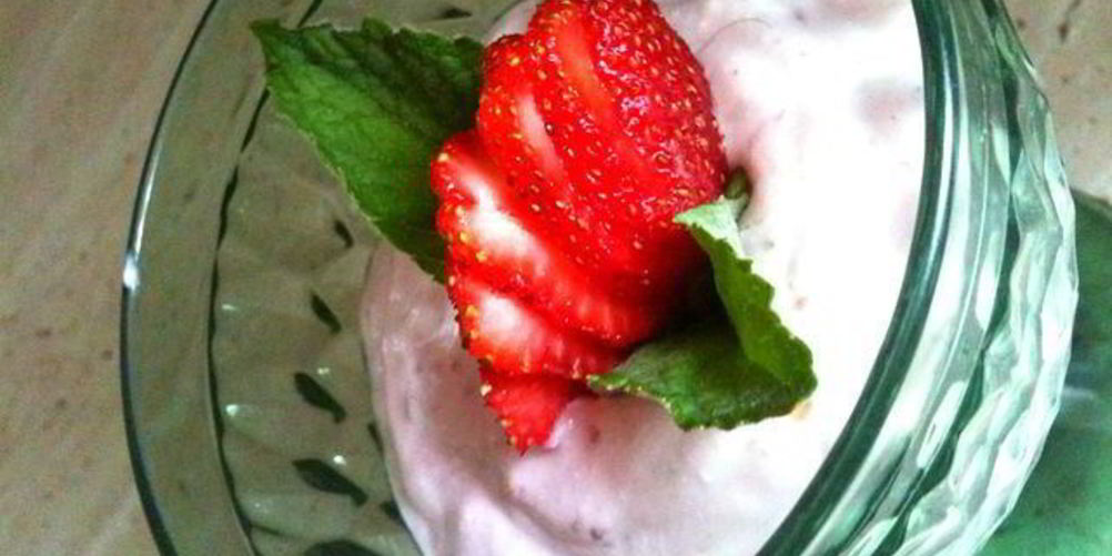 Рецепт творожный крем-десерт с клубникой и мятой