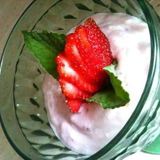 Творожный крем-десерт с клубникой и мятой