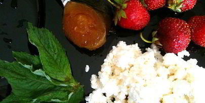 творожный крем-десерт с клубникой и мятой