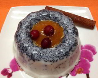 Маковый десерт под соусом из кураги