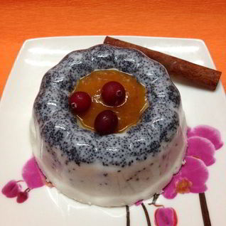 Маковый десерт под соусом из кураги