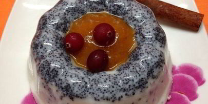 маковый десерт под соусом из кураги