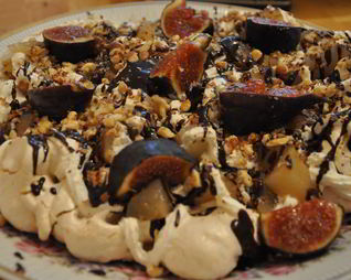 Меренга с грушами, сливками, грецким орехом и шоколадным соусом