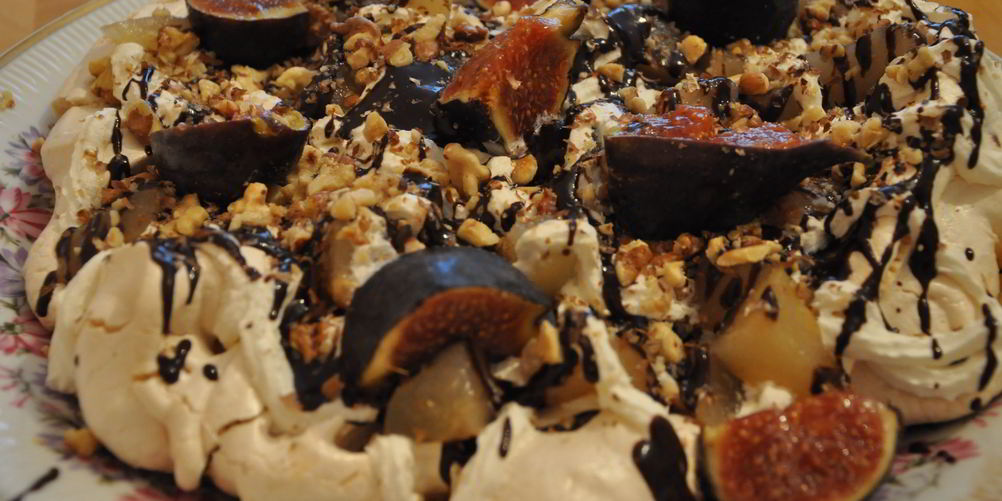 Рецепт меренга с грушами, сливками, грецким орехом и шоколадным соусом