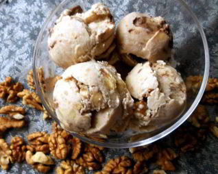 Банановое мороженое с шоколадом и грецкими орехами