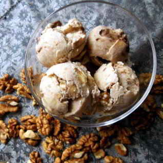 Банановое мороженое с шоколадом и грецкими орехами