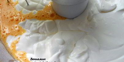 банановое мороженое с шоколадом и грецкими орехами