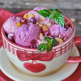 Домашнее мороженое из свеклы с клюквой, апельсином и кленовым сиропом