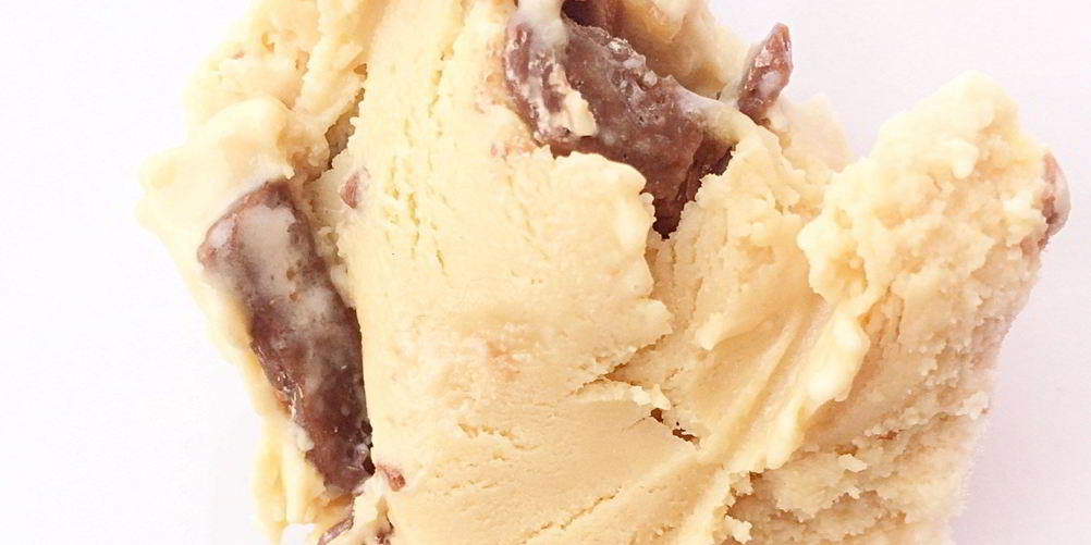 Рецепт карамельное мороженое с кусочками snickers