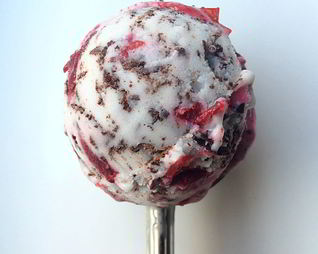 Кокосовое мороженое с вишней и темным шоколадом