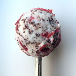 Кокосовое мороженое с вишней и темным шоколадом