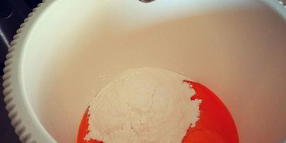 лавандово-лимонноe мягкое итальянское мороженое джелато