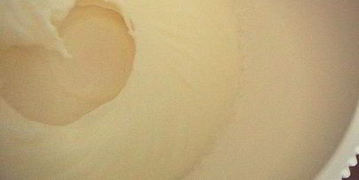 лавандово-лимонноe мягкое итальянское мороженое джелато