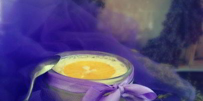 лавандово-лимонноe мягкое итальянское мороженое джелато