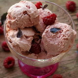 Малиновое мороженое с маскарпоне