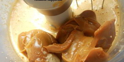 мороженое бригадейро с вареной сгущенкой и арахисом