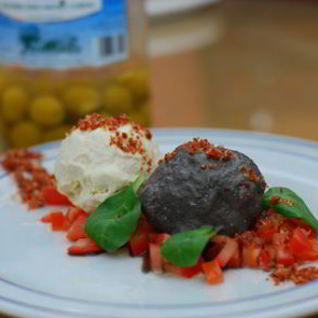 Мороженое из зеленых и черных оливок