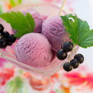 Мороженое с черной смородиной