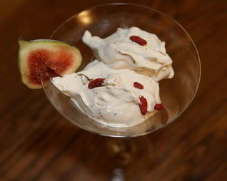 Мороженое с инжиром и ягодами годжи