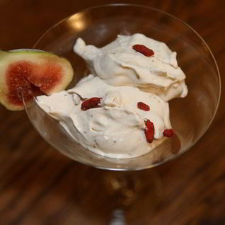 Мороженое с инжиром и ягодами годжи