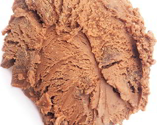 Мороженое с шоколадом, темным пивом и кусочками пивного брауни