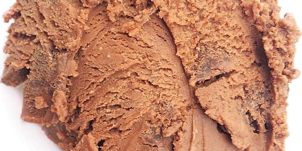 Рецепт мороженое с шоколадом, темным пивом и кусочками пивного брауни