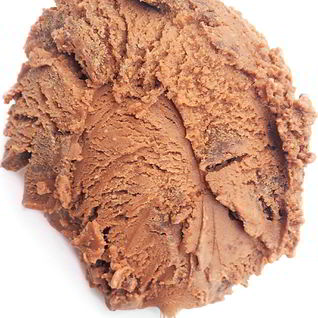 Мороженое с шоколадом, темным пивом и кусочками пивного брауни