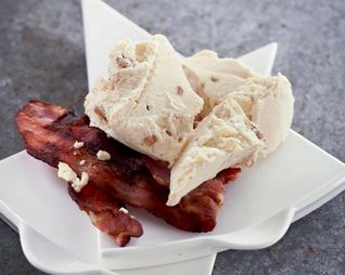 Мороженое со сладким беконом