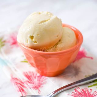 Мороженое в мороженице со сливками