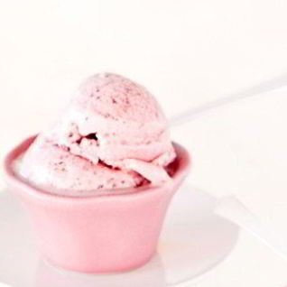 Мягкое клубничное мороженое