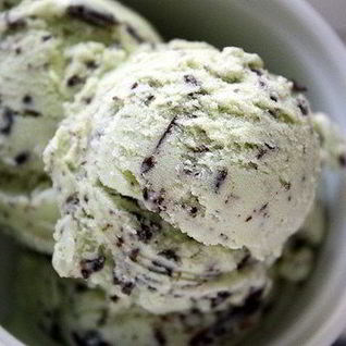 Мятное мороженое с шоколадной крошкой