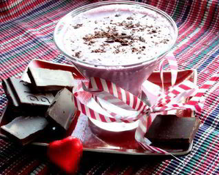 Прохладный коктейль из мороженого с черникой