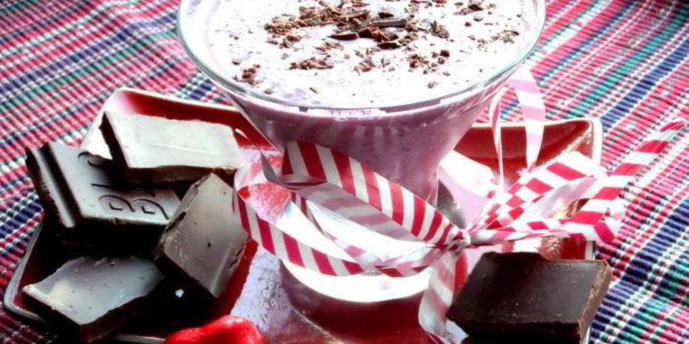 Рецепт прохладный коктейль из мороженого с черникой