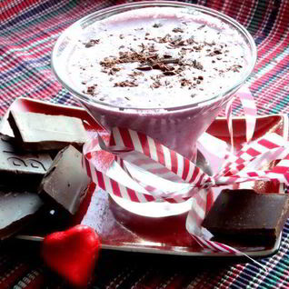 Прохладный коктейль из мороженого с черникой