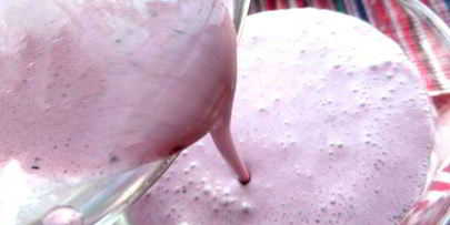 прохладный коктейль из мороженого с черникой