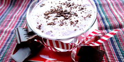 прохладный коктейль из мороженого с черникой