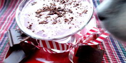 прохладный коктейль из мороженого с черникой