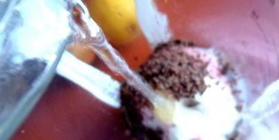 прохладный коктейль из мороженого с черникой