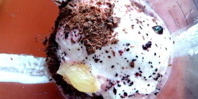 прохладный коктейль из мороженого с черникой