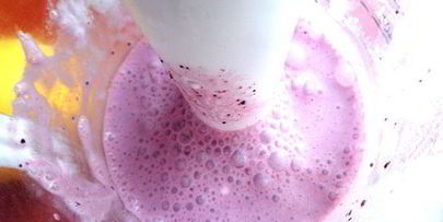 прохладный коктейль из мороженого с черникой