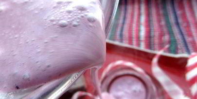 прохладный коктейль из мороженого с черникой