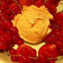 Рецепт Сливочное мороженое с клубникой, белым шоколадом и апельсиновым ликером Куантро