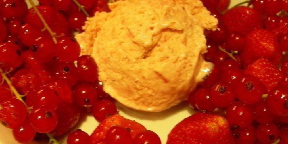 Рецепт сливочное мороженое с клубникой, белым шоколадом и апельсиновым ликером куантро